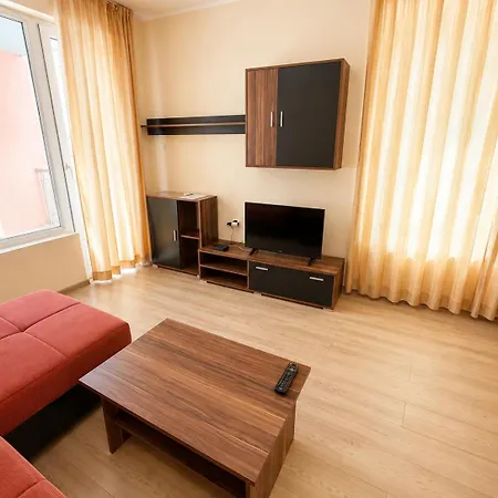 Cozy With Balcony & Pool аccess In Apartman