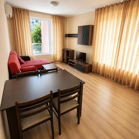 Cozy With Balcony & Pool аccess In Szveti Vlasz